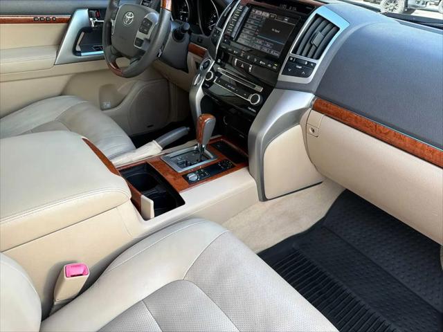 2013 Toyota Land Cruiser V8