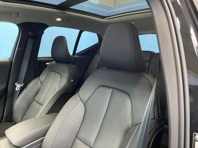 2026 Volvo XC40 Plus, B5 AWD Gas (mild hybrid), Dark