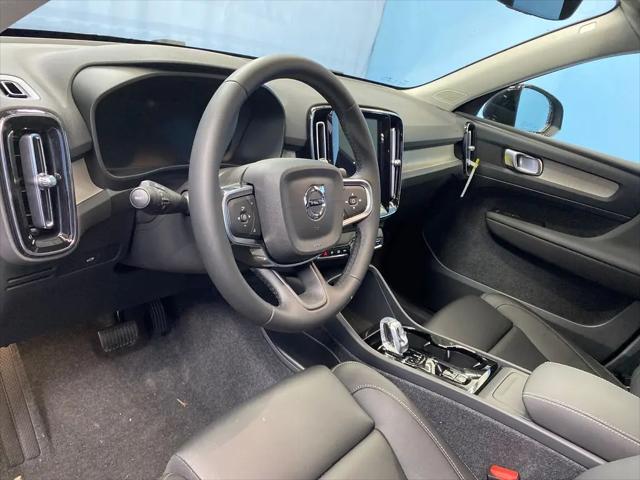 2026 Volvo XC40 Plus, B5 AWD Gas (mild hybrid), Dark