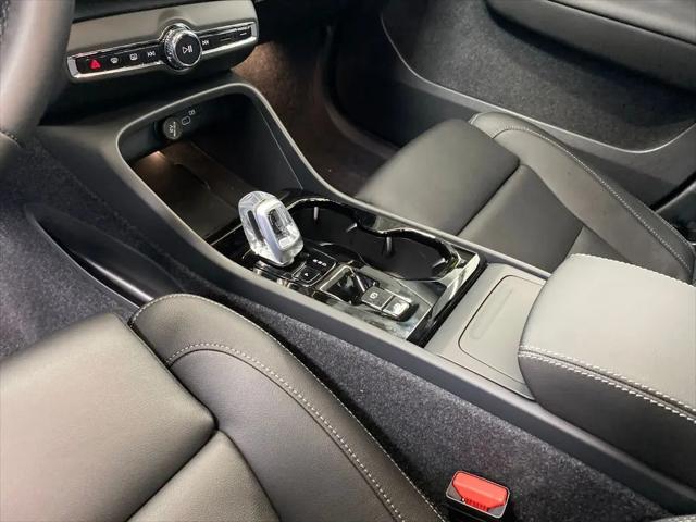 2026 Volvo XC40 Plus, B5 AWD Gas (mild hybrid), Dark