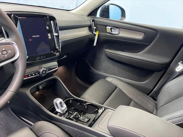 2026 Volvo XC40 Plus, B5 AWD Gas (mild hybrid), Dark