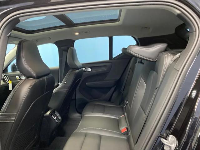 2026 Volvo XC40 Plus, B5 AWD Gas (mild hybrid), Dark