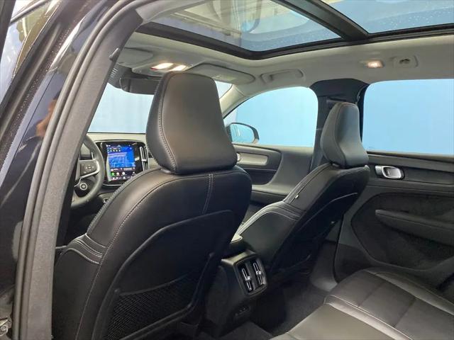 2026 Volvo XC40 Plus, B5 AWD Gas (mild hybrid), Dark