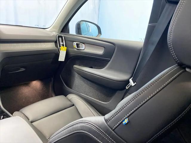 2026 Volvo XC40 Plus, B5 AWD Gas (mild hybrid), Dark