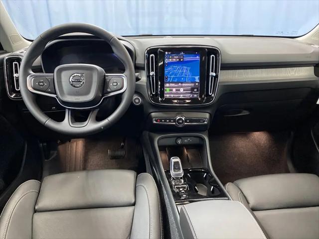 2026 Volvo XC40 Plus, B5 AWD Gas (mild hybrid), Dark