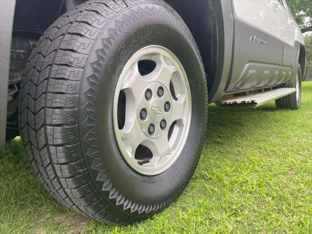 2003 Chevrolet Avalanche Base