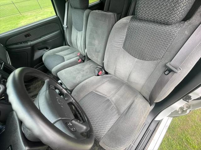 2003 Chevrolet Avalanche Base