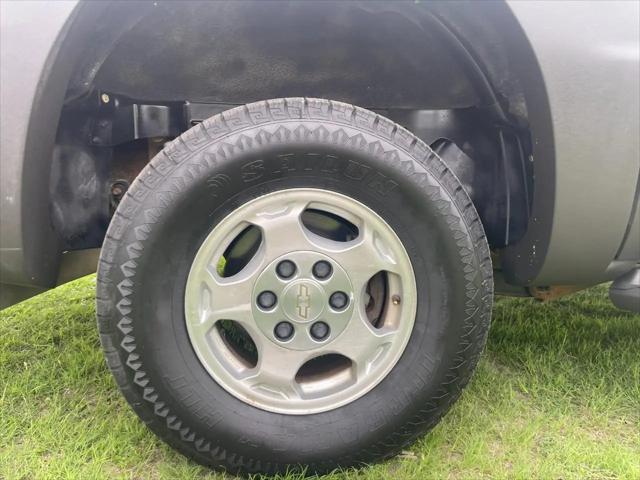 2003 Chevrolet Avalanche Base