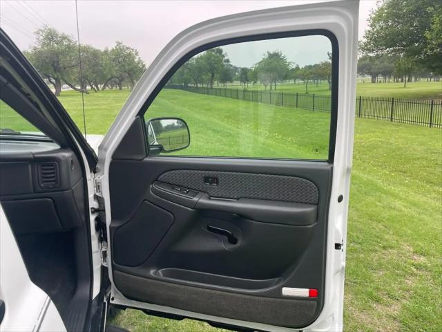 2003 Chevrolet Avalanche Base