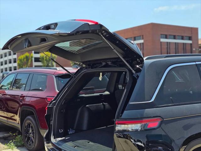 2026 Jeep Grand Cherokee Laredo 4x2