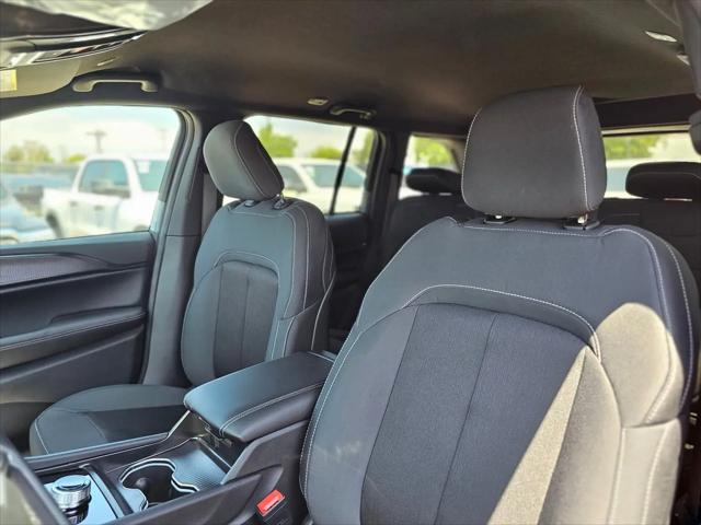 2026 Jeep Grand Cherokee Laredo 4x2