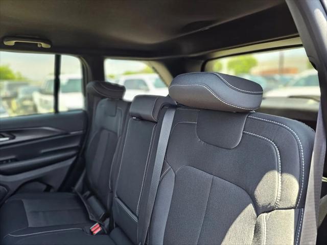 2026 Jeep Grand Cherokee Laredo 4x2