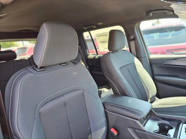 2026 Jeep Grand Cherokee Laredo 4x2