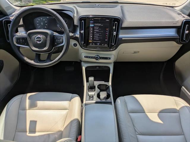 2022 Volvo XC40 T4 Momentum