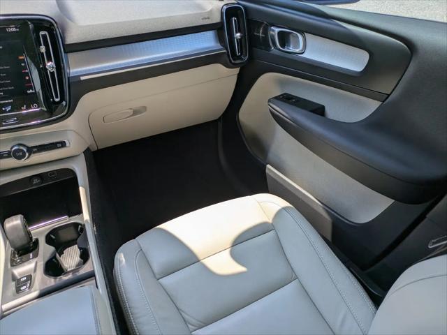 2022 Volvo XC40 T4 Momentum