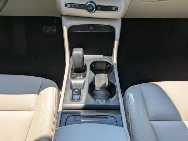 2022 Volvo XC40 T4 Momentum