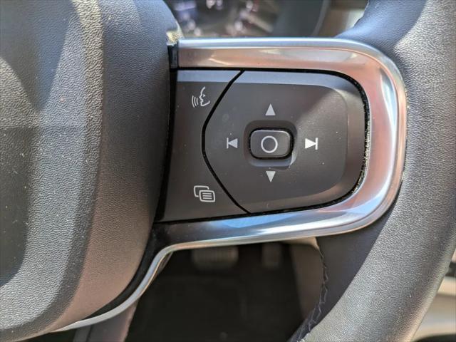 2022 Volvo XC40 T4 Momentum