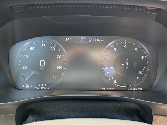 2022 Volvo XC40 T4 Momentum