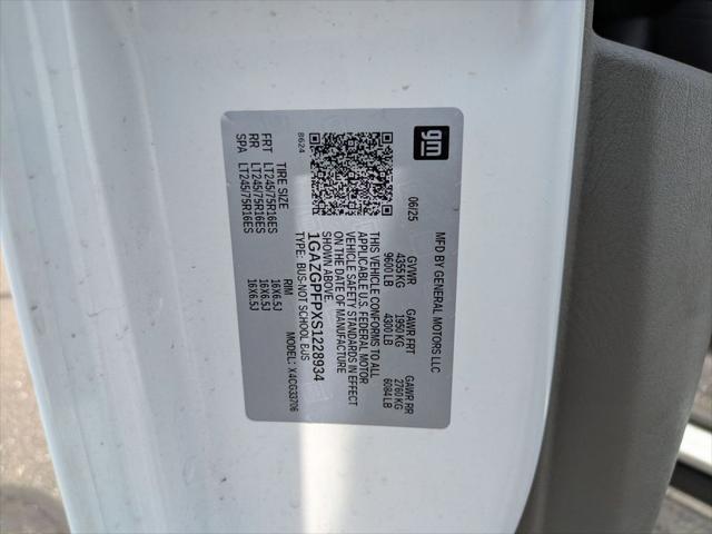 2025 Chevrolet Express Passenger RWD 3500 Extended Wheelbase LT