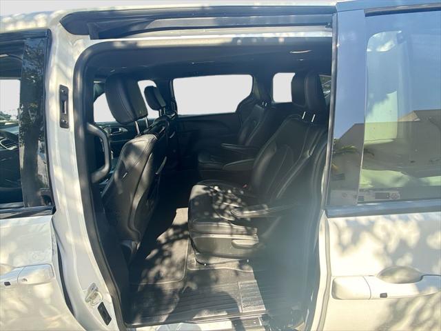 2022 Chrysler Pacifica Hybrid Touring L