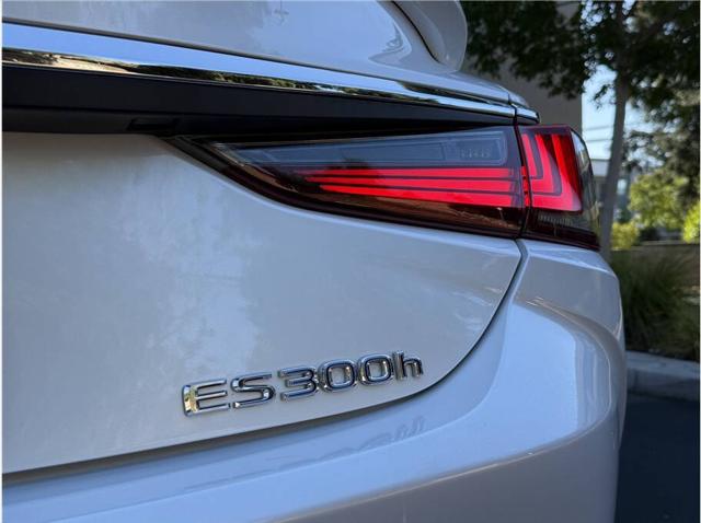 2022 Lexus ES 300h Base 4dr Sedan