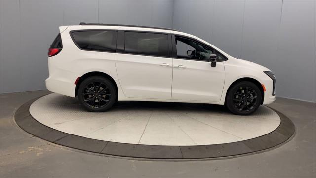 2027 Chrysler Pacifica Limited