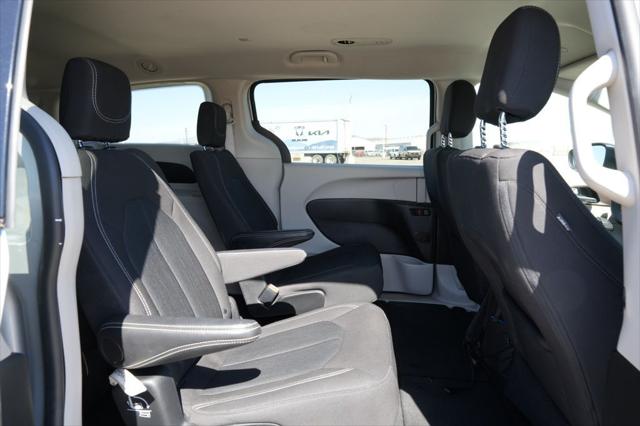 2024 Chrysler Voyager LX