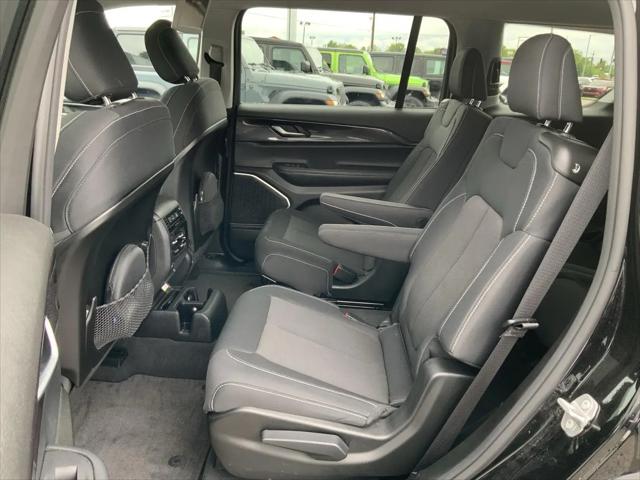 2022 Jeep Grand Cherokee L Laredo 4x4