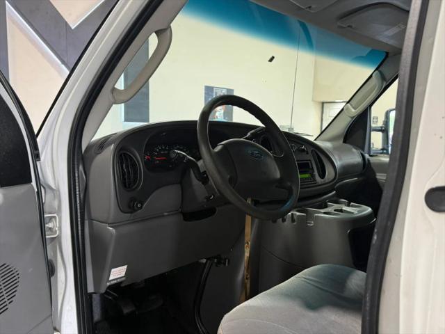 2005 Ford E-350 Cutaway Standard