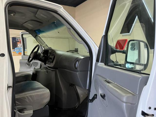 2005 Ford E-350 Cutaway Standard