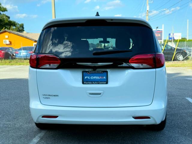 2022 Chrysler Voyager LX