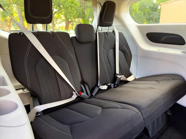 2022 Chrysler Voyager LX