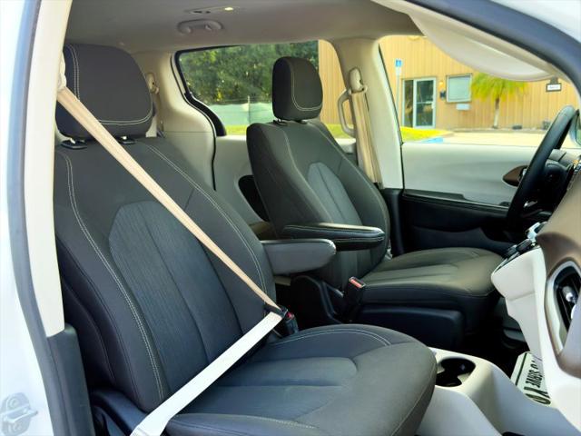 2022 Chrysler Voyager LX