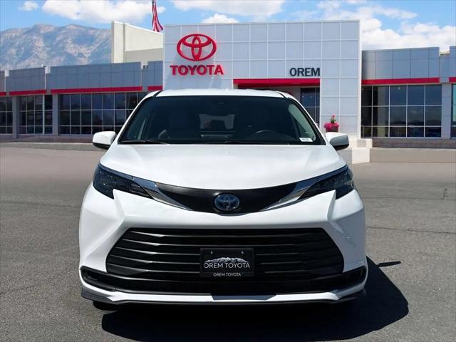 2025 Toyota Sienna LE
