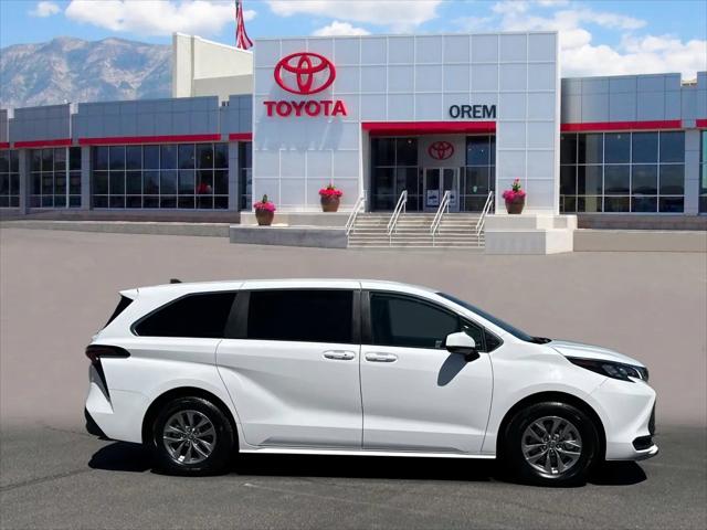 2025 Toyota Sienna LE