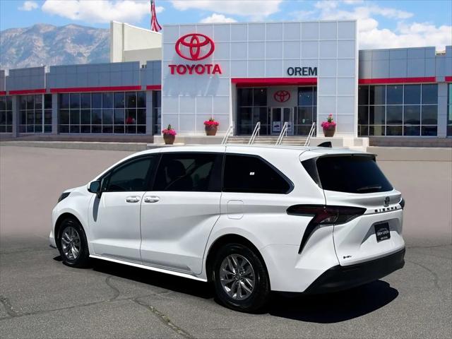 2025 Toyota Sienna LE