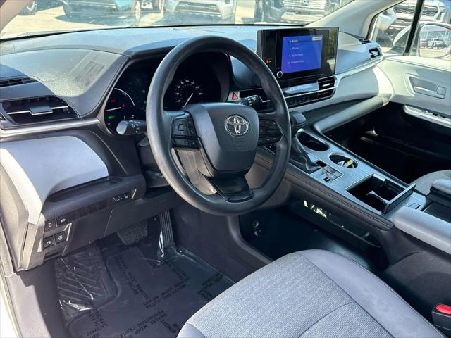 2025 Toyota Sienna LE