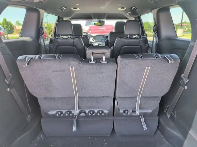 2027 Chrysler Pacifica Select