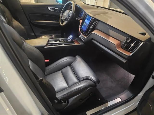 2023 Volvo XC60 Recharge T8 Ultimate Dark Theme