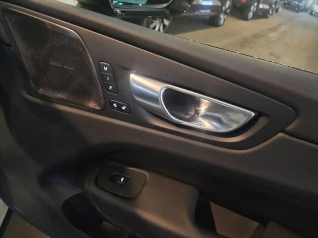 2023 Volvo XC60 Recharge T8 Ultimate Dark Theme