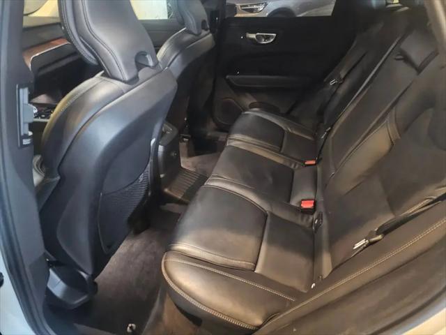 2023 Volvo XC60 Recharge T8 Ultimate Dark Theme