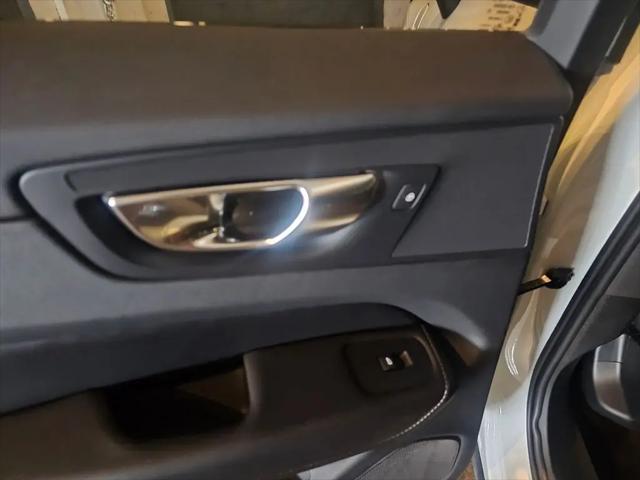 2023 Volvo XC60 Recharge T8 Ultimate Dark Theme