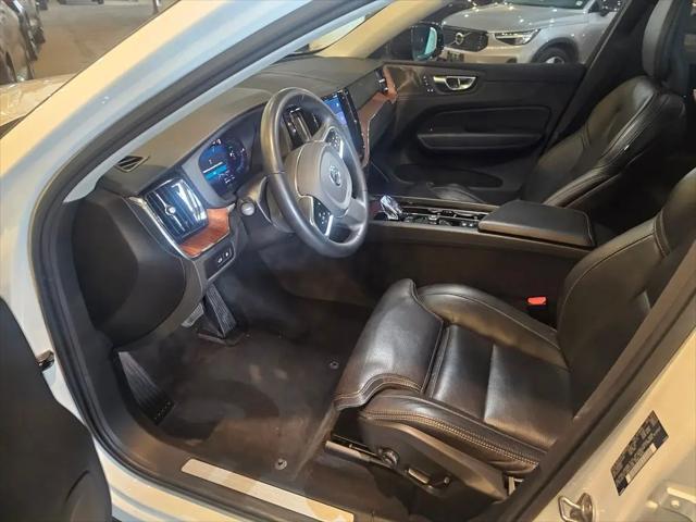 2023 Volvo XC60 Recharge T8 Ultimate Dark Theme