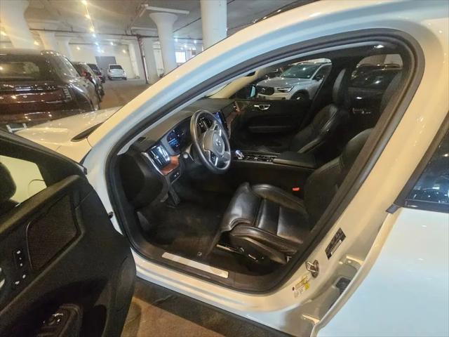 2023 Volvo XC60 Recharge T8 Ultimate Dark Theme
