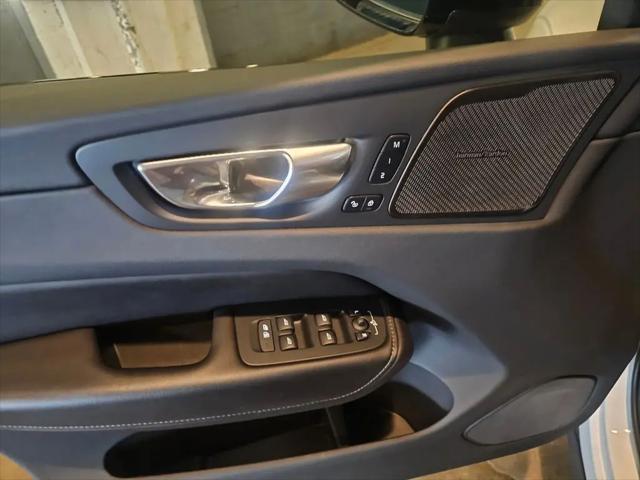 2023 Volvo XC60 Recharge T8 Ultimate Dark Theme