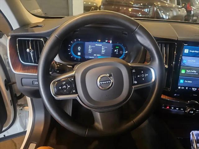 2023 Volvo XC60 Recharge T8 Ultimate Dark Theme