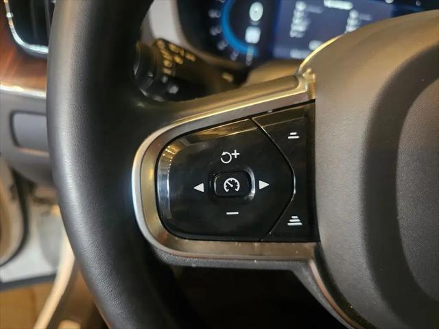 2023 Volvo XC60 Recharge T8 Ultimate Dark Theme