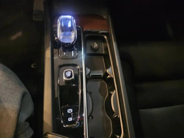 2023 Volvo XC60 Recharge T8 Ultimate Dark Theme