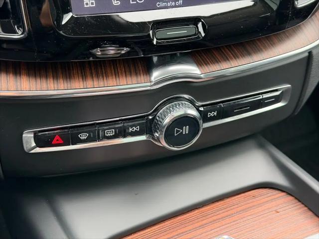 2023 Volvo XC60 B5 Ultimate Bright Theme