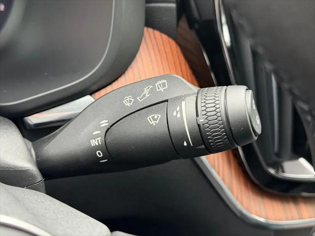 2023 Volvo XC60 B5 Ultimate Bright Theme